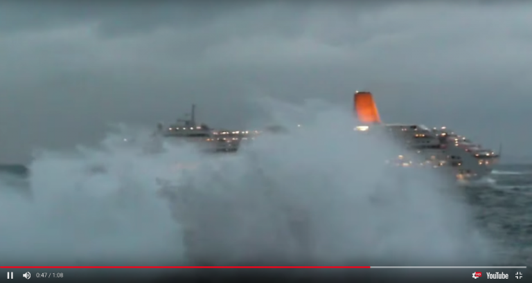Vídeo del MV Oriana Cruzando una fuerte tormenta