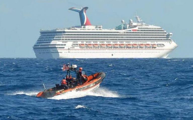 El Carnival Glory rescata a un tripulante que cayo por la borda del Norwegian Geteway