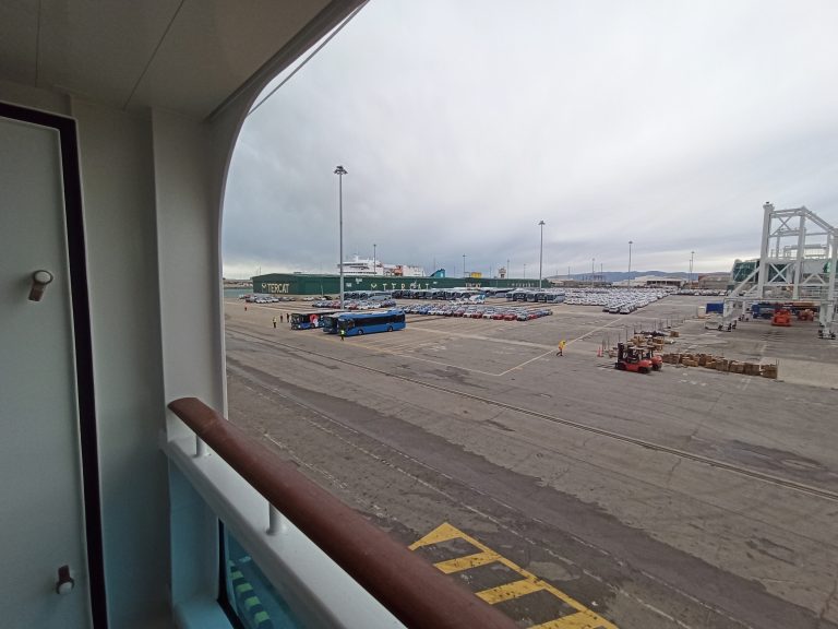 Costa Smeralda llega a Barcelona en medio de un fuerte temporal