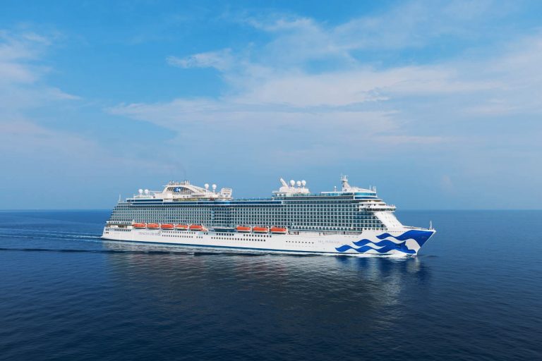 El Sky Princess navega por primera vez con pasajeros a bordo después de 17 meses
