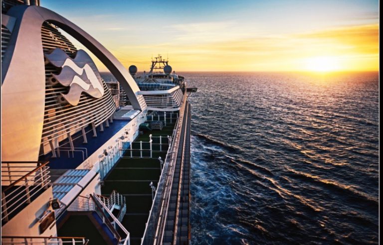El Grand Princess, el primer barco que zarpa desde el puerto de Los Ángeles.