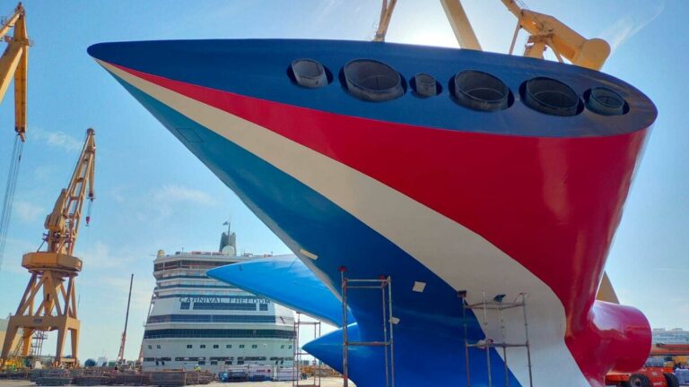 Carnival Freedom vuelve al servicio con una nueva chimenea ‘made in Spain’
