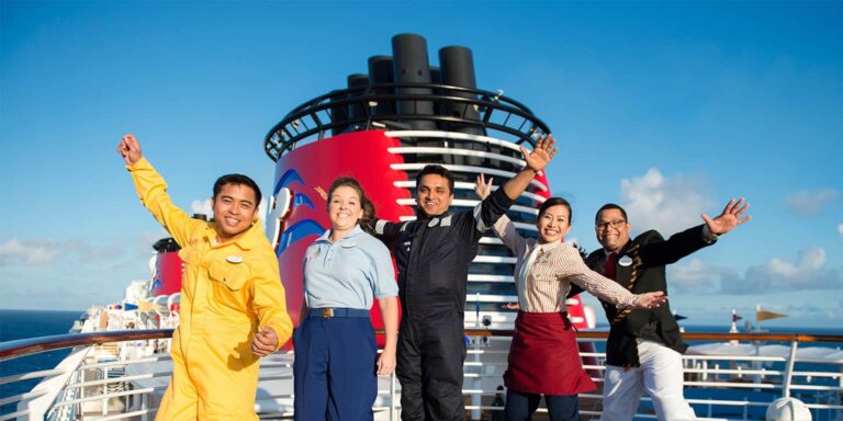 Guía para Trabajar en Cruceros: Primeros Pasos y Dónde Enviar tu Currículum (CV)
